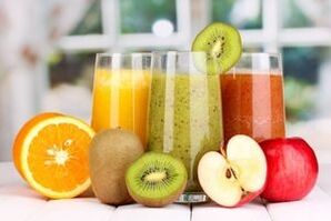 Succhi appena spremuti di verdura, frutta o bacche nel menu dietetico da bere
