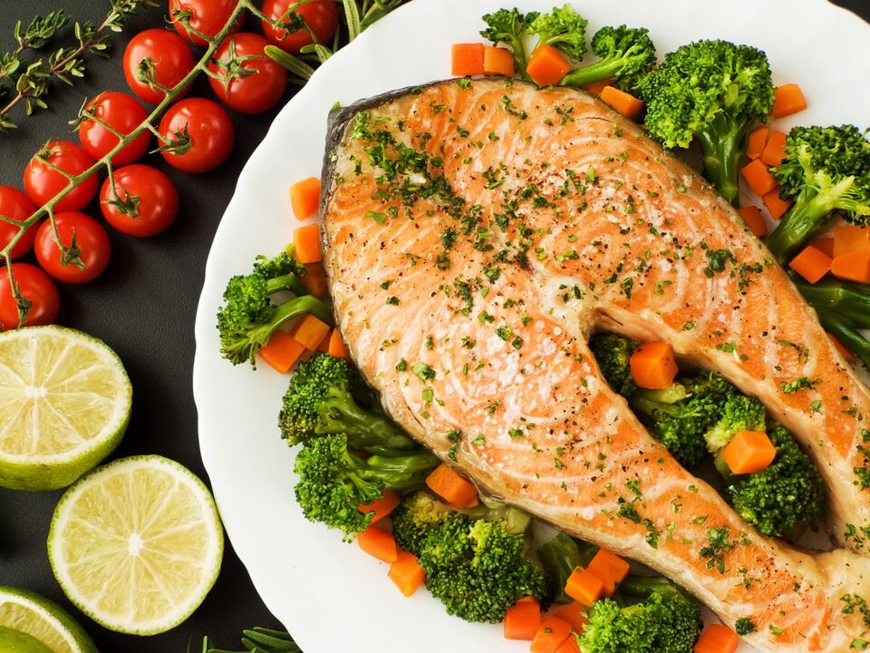 Il pesce al forno con verdure è un'ottima opzione per il pranzo per perdere peso