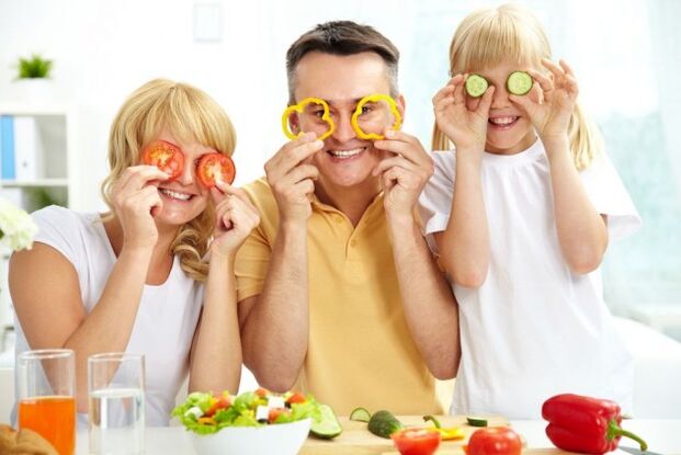 la famiglia mangia le verdure per la gastrite