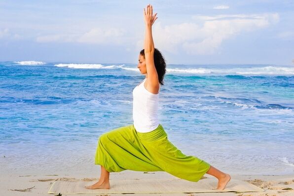 Asana del guerriero nello yoga per un allungamento efficace dei muscoli delle spalle e dell'addome