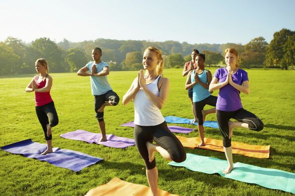 Lezioni di yoga con lo scopo di perdere peso e migliorare la salute di tutto il corpo