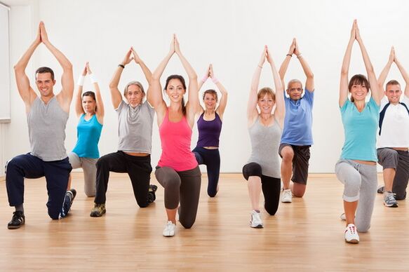 Lo yoga classico per principianti è meglio padroneggiato nelle lezioni di gruppo