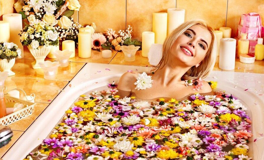 La ragazza fa il bagno con i petali