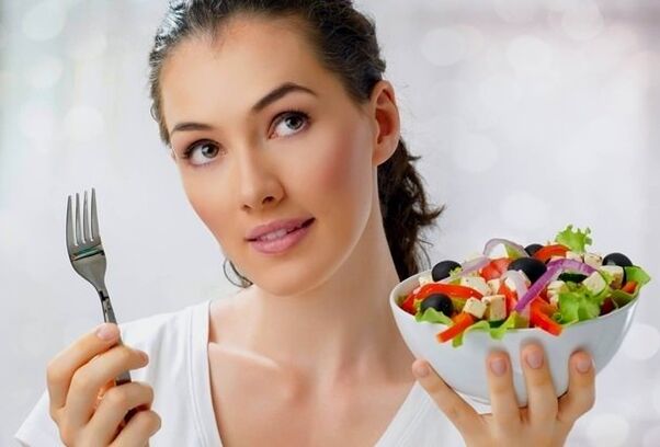 Ragazza con insalata in mano